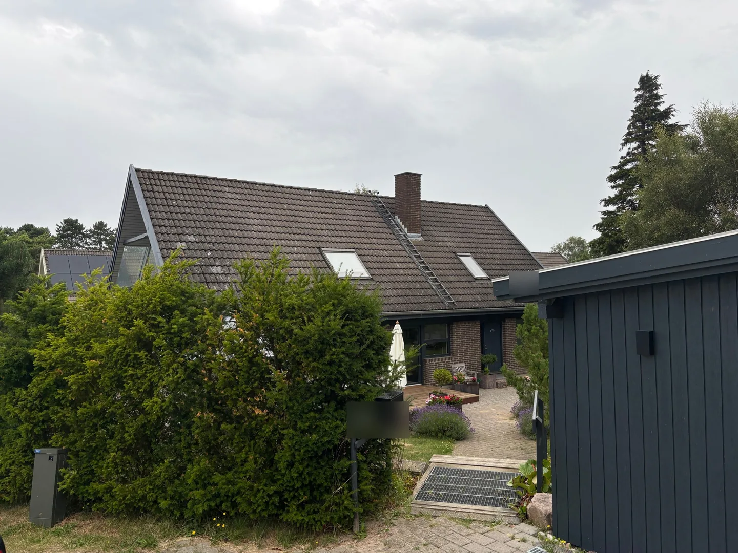 Ældre tegltag med to velux-vinduer og tagstige før udskiftning, Hundested