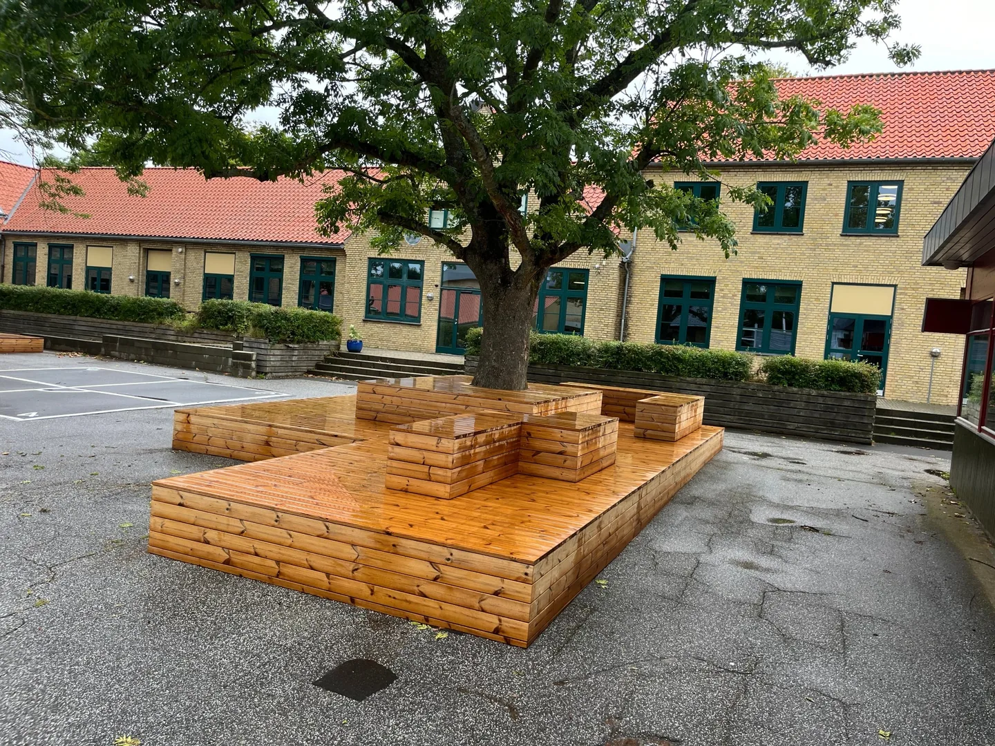 Trædæk i flere niveauer med siddebænke i termofyr, Melby Skole