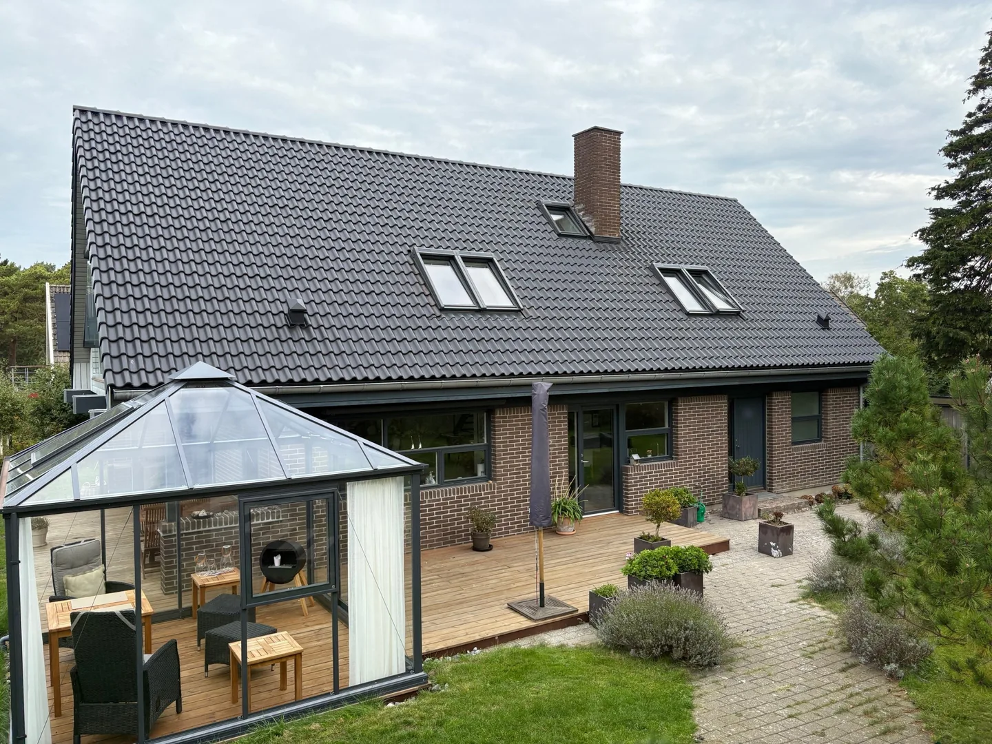 Nyt mørkt tegltag med nye velux-vinduer og nye vindskeder på hus i Hundested