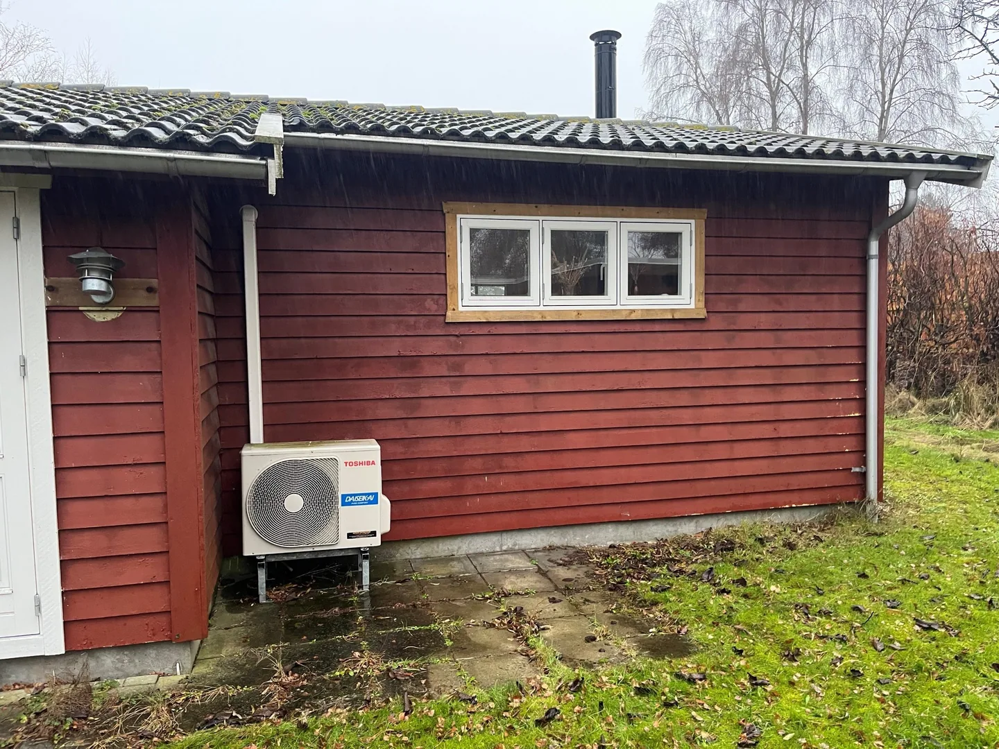 Rødmalet sommerhus med bræddeklædning før efterisolering og ny facade, Melby