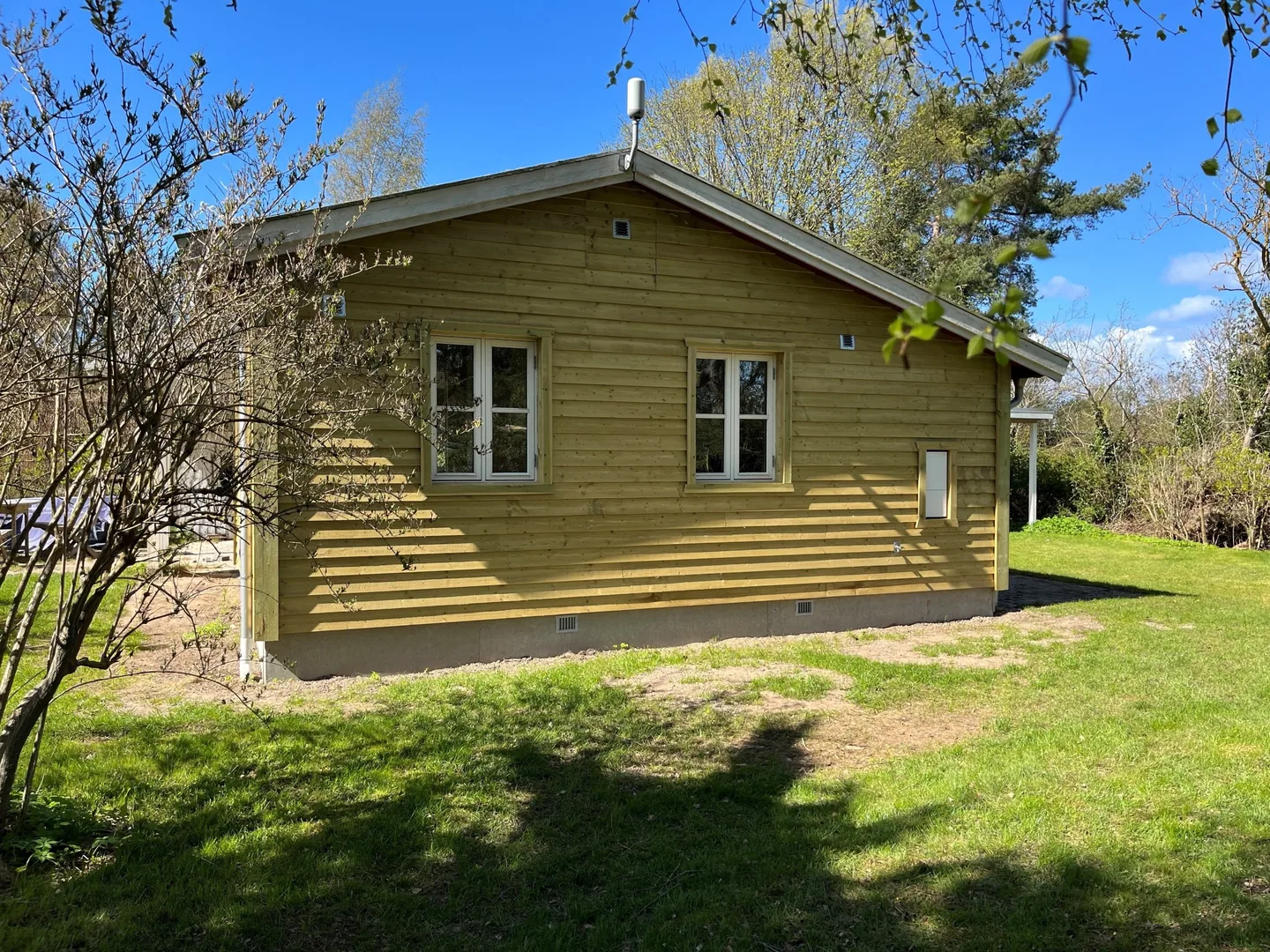 Gavl og langside på sommerhus med ny træbeklædning, Melby