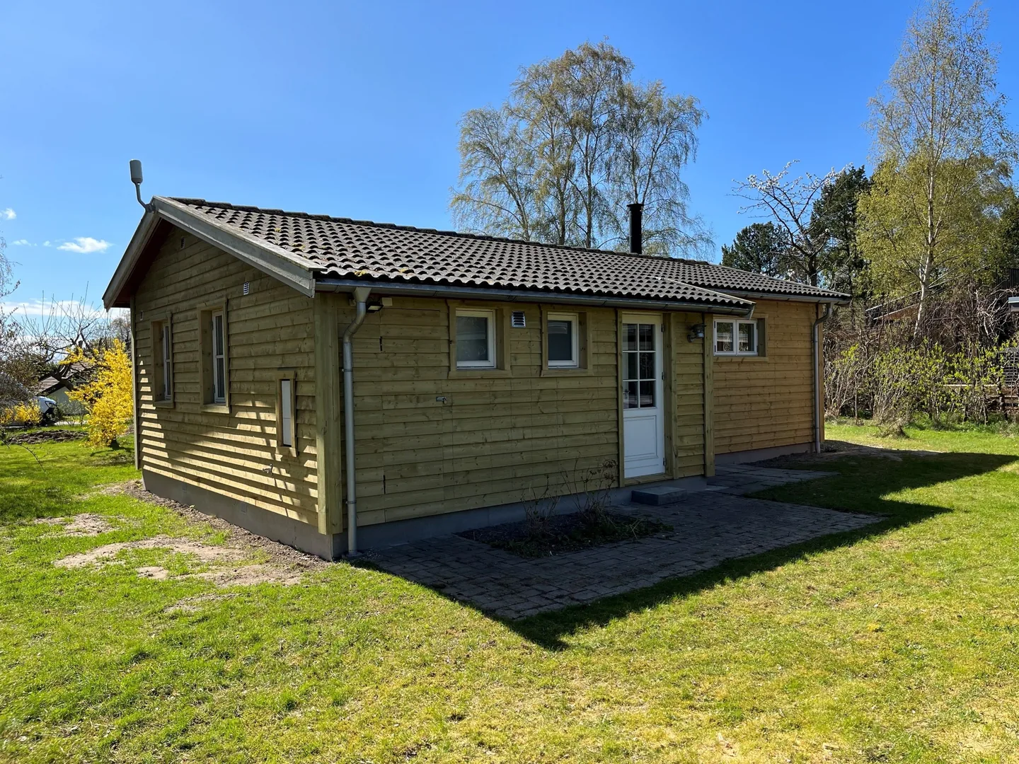 Indgangsside på sommerhus med ny facadebeklædning og hvid dør, Melby