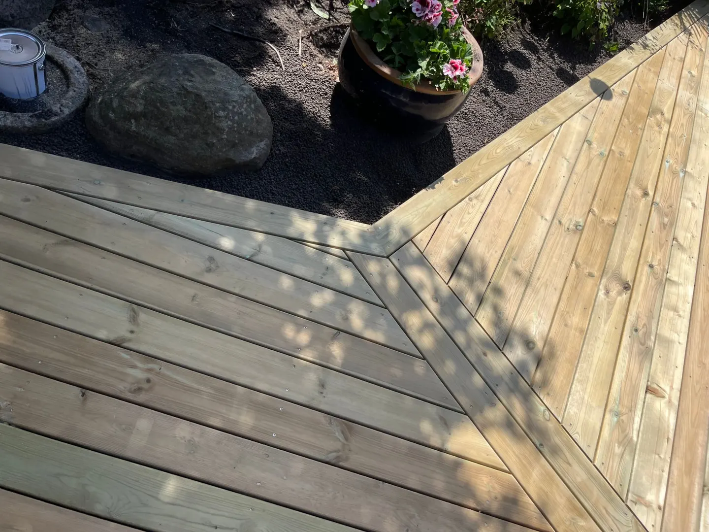 Detalje af ramme af brædder mellem to felter i en træterrasse i Hundested.